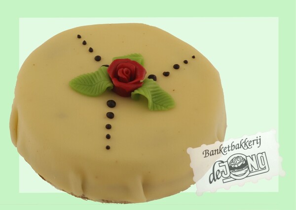 Marsepeintaart met roos