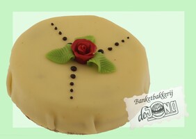 Marsepeintaart met roos