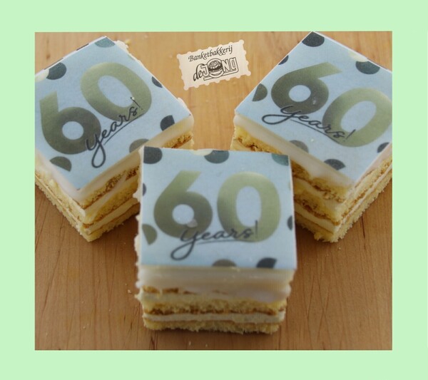 Petit fours met logo